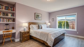 Deluxe Double Room, 1 King Bed, Mountain View