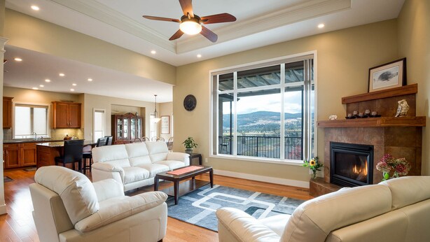 Un salón espacioso con chimenea, un ventanal con vistas y un comedor.