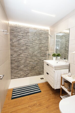 Baignoire, sèche-cheveux, serviettes fournies, papier toilette