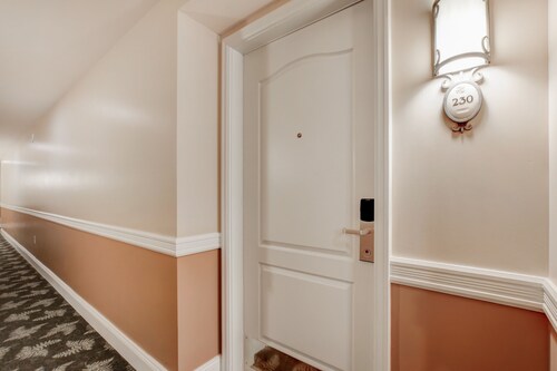 Gorgeous condo, super comfy, with view of the pool in Lake Las Vegas Village.