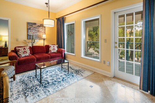 Gorgeous condo, super comfy, with view of the pool in Lake Las Vegas Village.