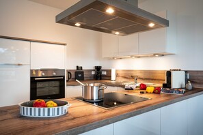 Kühlschrank, Mikrowelle, Ofen, Geschirrspüler