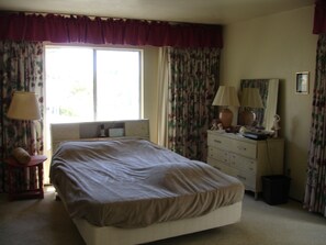 4 bedrooms, iron/ironing board, internet, bed sheets