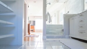 Une salle de bain moderne équipée d’une baignoire, d’une douche et d’un meuble-lavabo avec des tiroirs.