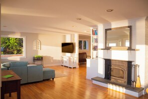 Televisión, chimenea, videoteca y estéreo 