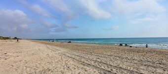 Atractivo baño de 2 habitaciones / 1: relájate en esta terraza privada que supervisa el Atlántico.