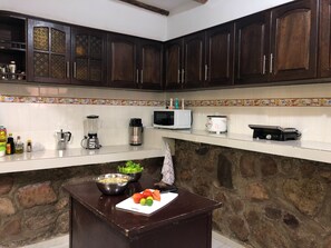 Refrigerador, microondas, horno, cafetera/tetera