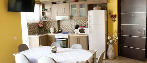 Fridge, microwave, oven, coffee/tea maker