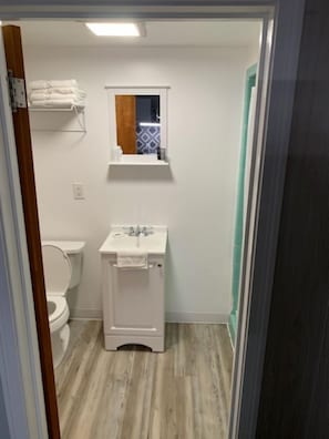 Room, 1 King Bed | Bathroom | Towels - Colonial Motel (North East)