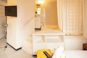 Room #7 | Individually decorated, individually furnished, iron/ironing board - Africa house-Casa Hotel Laureles-La70 (Medellín)