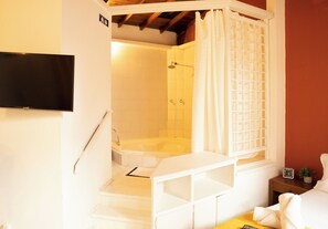 Room #7 | Individually decorated, individually furnished, iron/ironing board - Africa house-Casa Hotel Laureles-La70 (Medellín)