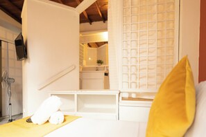 Quarto quádruplo luxo, 2 camas de casal, vista para o pátio (Terracota 2 camas) | Individualmente decorados, individualmente mobiliados