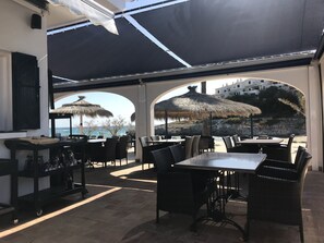 Outdoor dining - Luxurious villa near beach: swimming pool (heatable), whirlpool, high speed WiFi (Cala Murada)