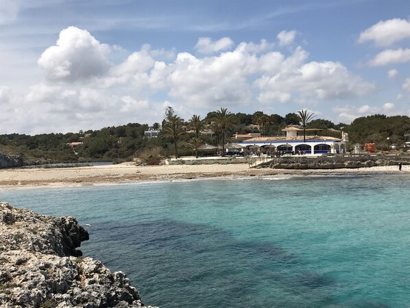 Nära stranden och solstolar
