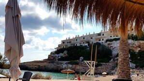 A table with a cup labeled "CAFE AU LAIT" and a beach view in the background. - Luxurious villa near beach: swimming pool (heatable), whirlpool, high speed WiFi (Cala Murada)