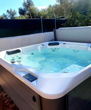 Outdoor spa tub