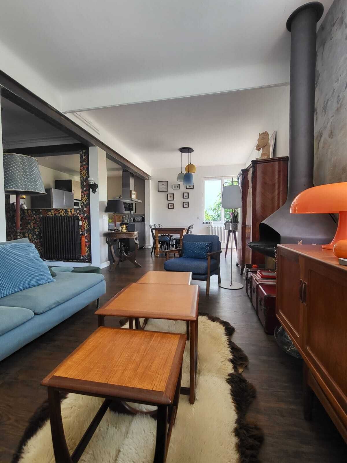 Télévision, cheminée, livres