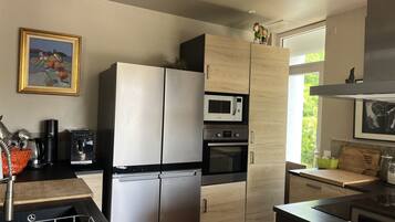 Een koelkast, een microgolfoven, een oven, een kookplaat