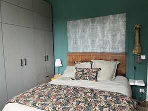 5 bedrooms, iron/ironing board, free WiFi, bed sheets