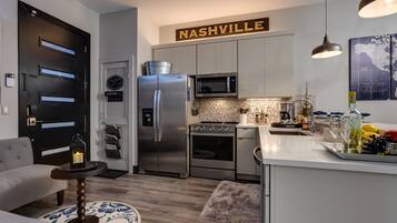 Kühlschrank, Mikrowelle, Ofen, Herdplatte