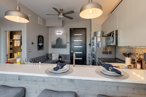 Downtown Exquisite Couples Weekend Getaway+Parking