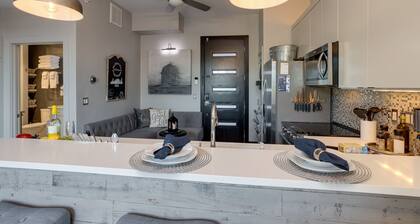 Downtown Exquisite Couples Weekend Getaway+Parking