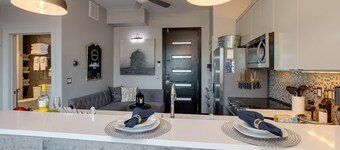 Downtown Exquisite Couples Weekend Getaway+Parking