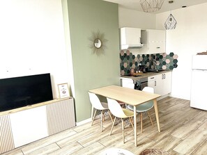 Kjøleskap, ovn, kokeplater og kaffetrakter/tekoker