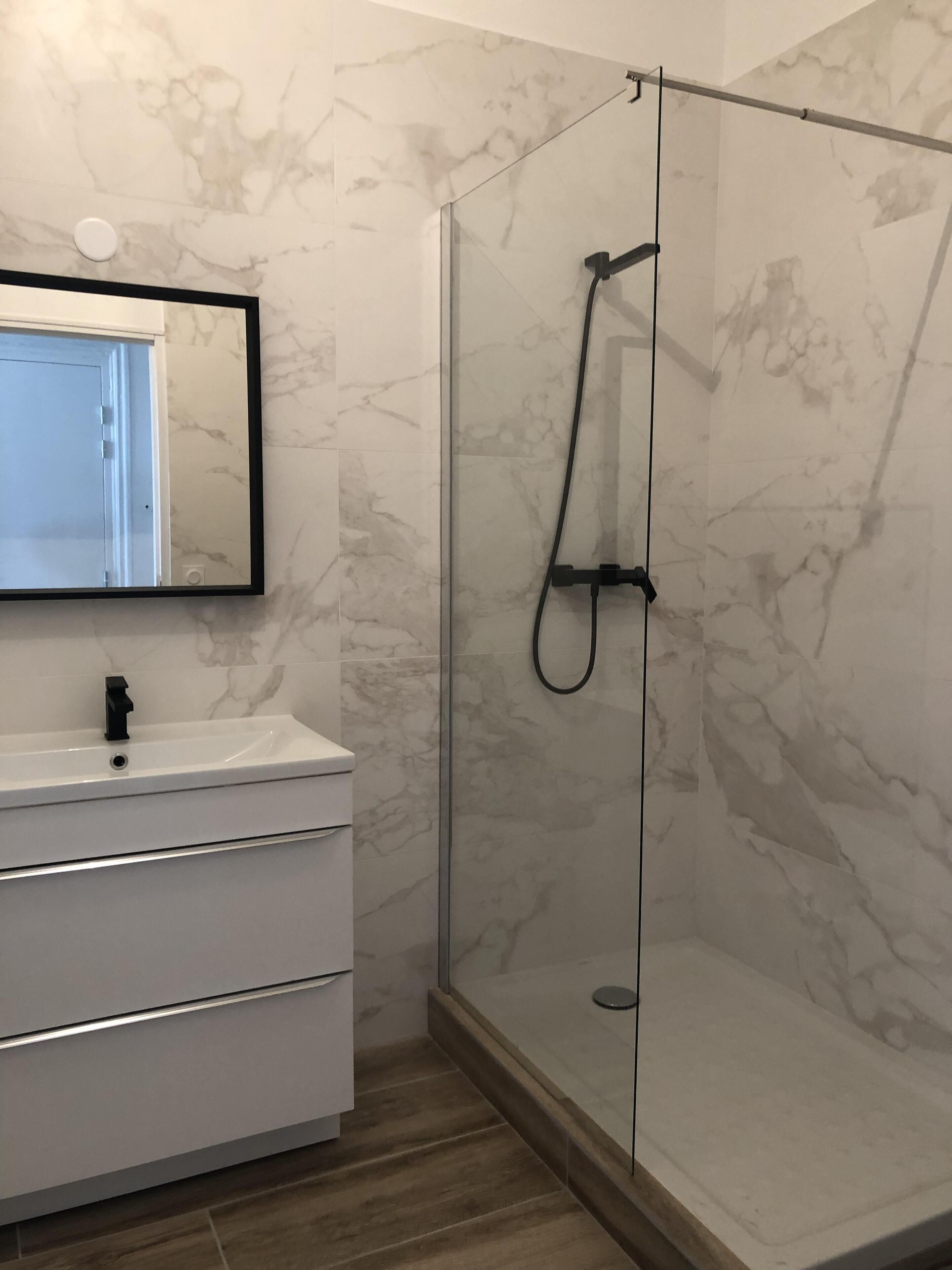 Een haardroger, handdoeken, toiletpapier