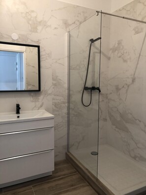 Hårføner, håndklær og toalettpapir