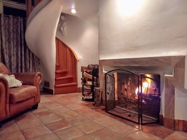 Interior - 22 Room Adobe MANSION -- 6 master bedrooms, 6.5 bath, Spa and Sauna, Pro Range (Taos)