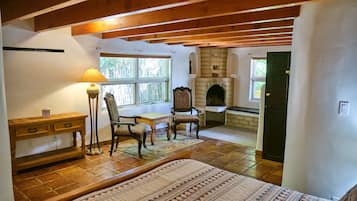 6 bedrooms, desk, iron/ironing board, free WiFi