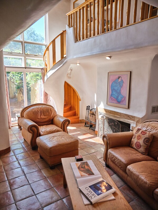 Smart-TV, Kamin, Bücher, Drucker