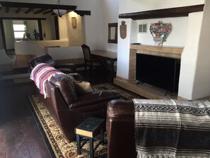 Smart-TV, Kamin, Bücher, Drucker