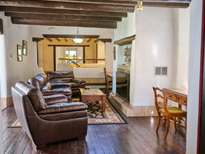 Smart TV, fireplace, books, printers - 22 Room Adobe MANSION -- 6 master bedrooms, 6.5 bath, Spa and Sauna, Pro Range (Taos)