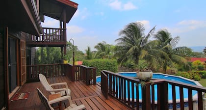 Belle maison avec vue sur la montagne et piscine