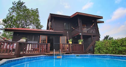 Beautiful Home with Mountain Views and Pool