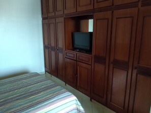 1 bedroom, desk, WiFi