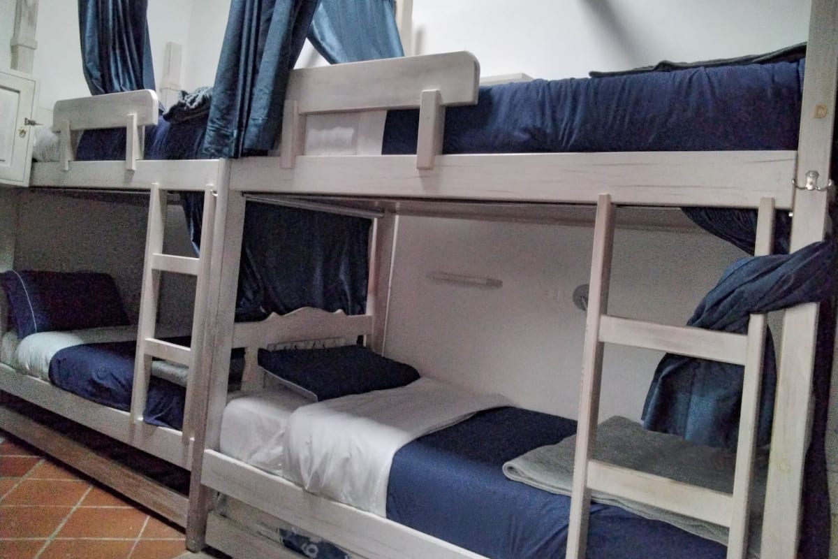 1 dormitorio, ropa de cama de alta calidad, edredones de plumas