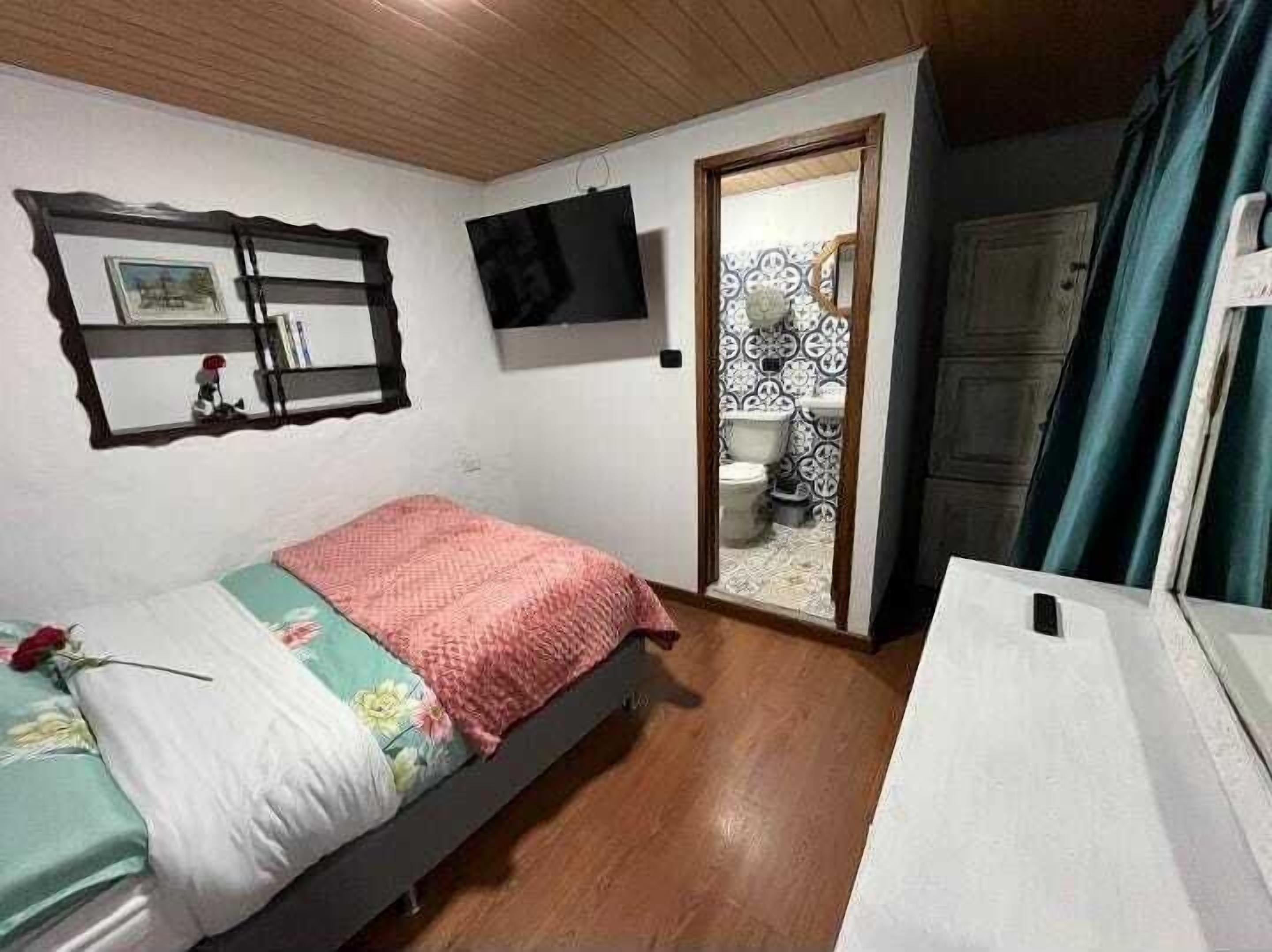 Basic Room | Premium bedding, down comforters, Tempur-Pedic beds, in-room safe