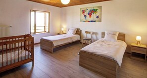2 bedrooms, free WiFi - Cottage Les Hortensias in Pralong - Charm and Comfort for 4 Guests with Internet (Pralong)