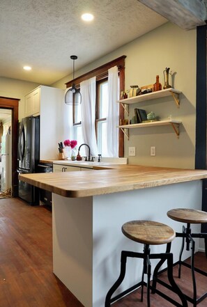 Jääkaappi, mikroaaltouuni, uuni, liesi