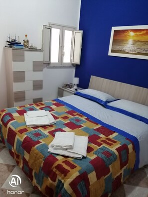 2 bedrooms, iron/ironing board, travel cot, free WiFi - Ludovica's dream house (Bagheria)