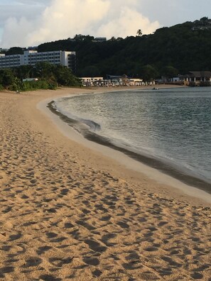 Playa en los alrededores, camastros, sombrillas y toallas de playa 