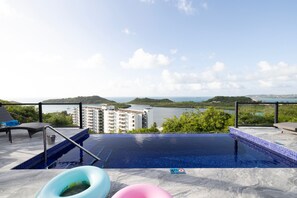 Piscine extérieure, piscine chauffée, chaises longues