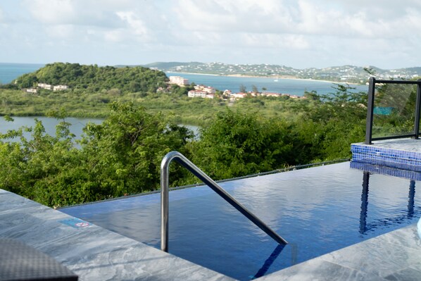 Piscine extérieure, piscine chauffée, chaises longues