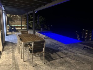 Piscine extérieure, piscine chauffée, chaises longues
