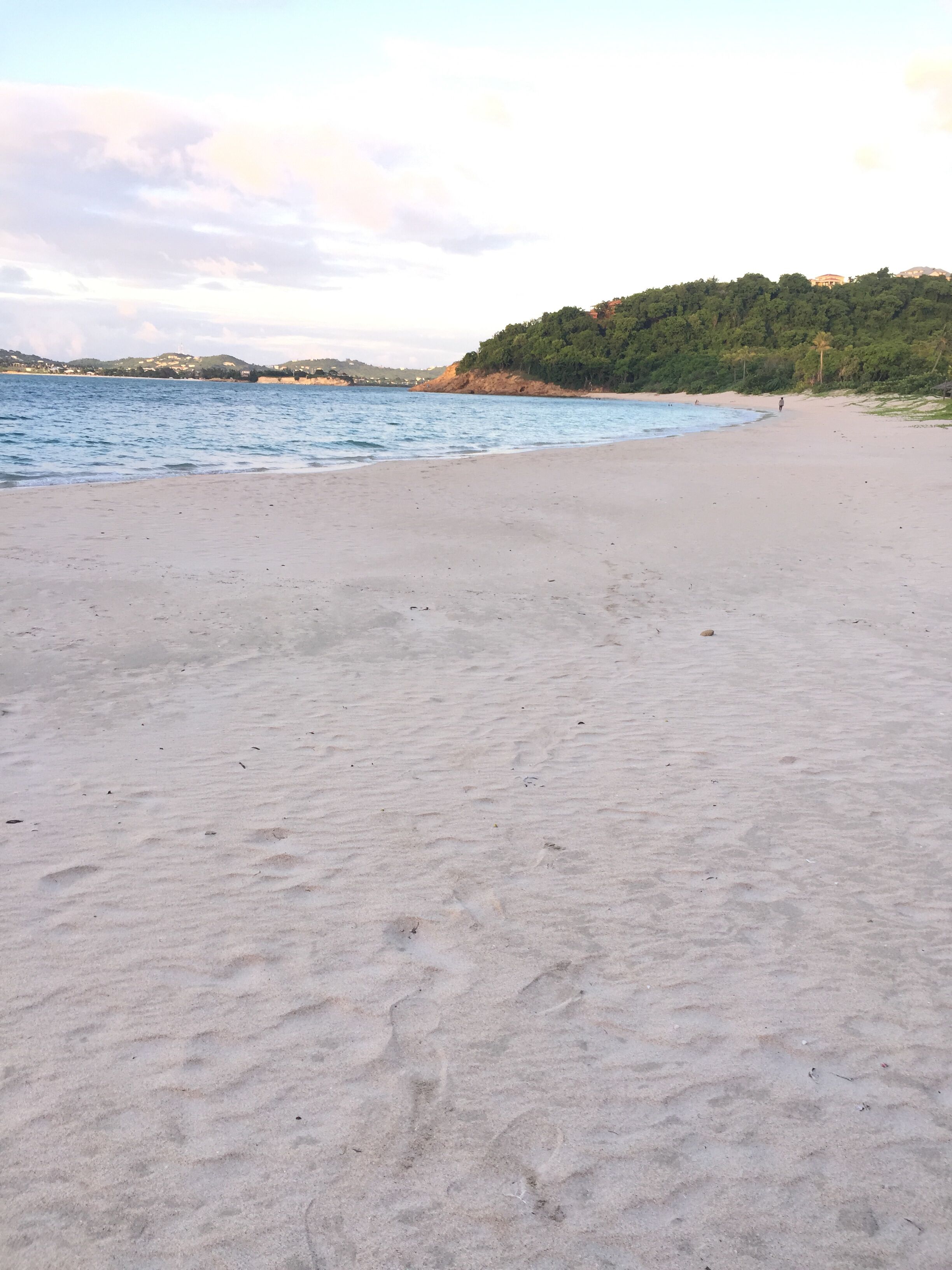 Vlak bij het strand, ligstoelen aan het strand, parasols, strandlakens