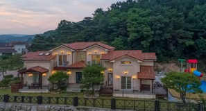 Facciata della struttura - sera/notte