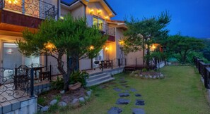 Facciata della struttura - sera/notte